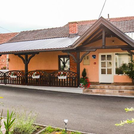 Guest House Studio Apartman Marina - With Jacuzzi, Free Parking, Pet Friendly Károlyváros Kültér fotó