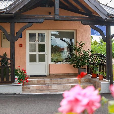 Guest House Studio Apartman Marina - With Jacuzzi, Free Parking, Pet Friendly Károlyváros Kültér fotó
