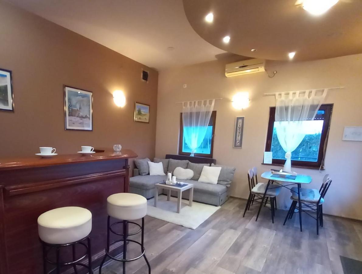 Guest House Studio Apartman Marina - With Jacuzzi, Free Parking, Pet Friendly Károlyváros Kültér fotó