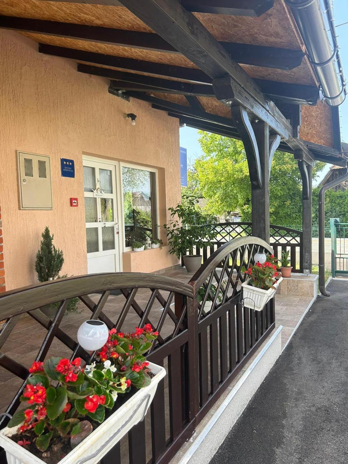 Guest House Studio Apartman Marina - With Jacuzzi, Free Parking, Pet Friendly Károlyváros Kültér fotó