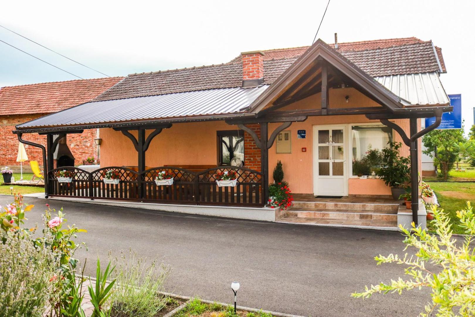 Guest House Studio Apartman Marina - With Jacuzzi, Free Parking, Pet Friendly Károlyváros Kültér fotó