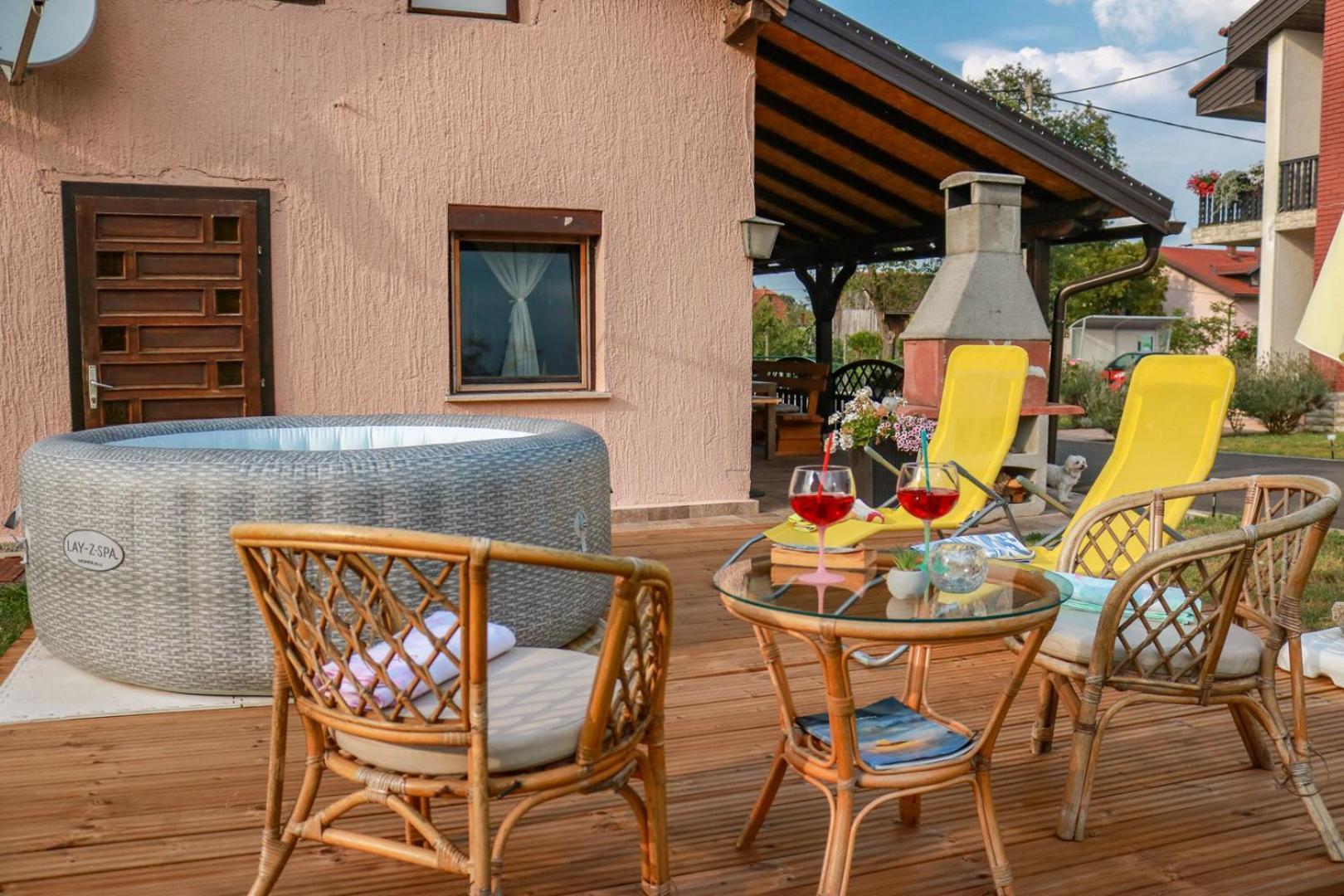 Guest House Studio Apartman Marina - With Jacuzzi, Free Parking, Pet Friendly Károlyváros Kültér fotó